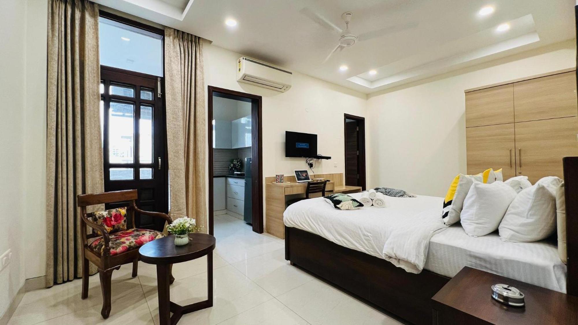 Olive Service Apartments - Golf Course Road غورغاون الغرفة الصورة